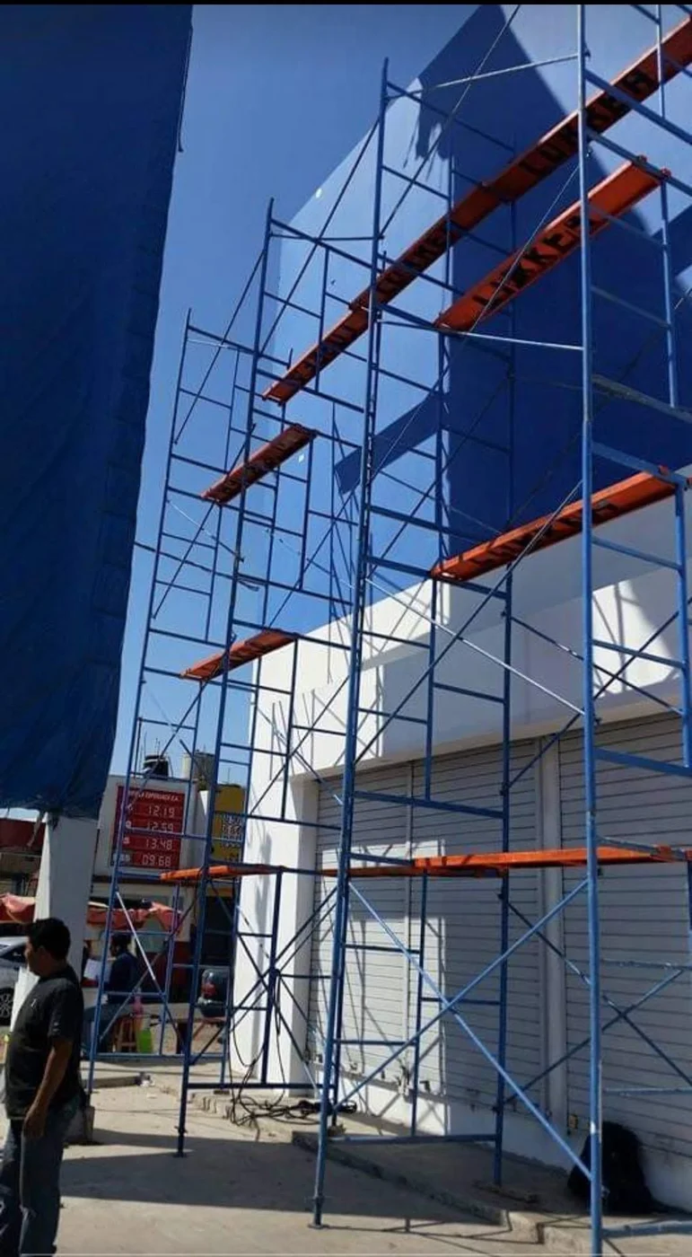 Andamios frente a una fachada