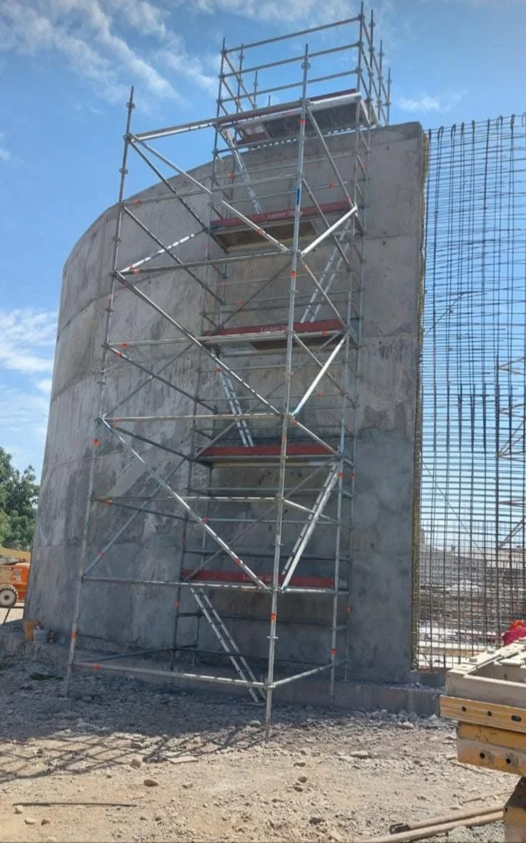 Torre de andamio junto a una estructura de concreto