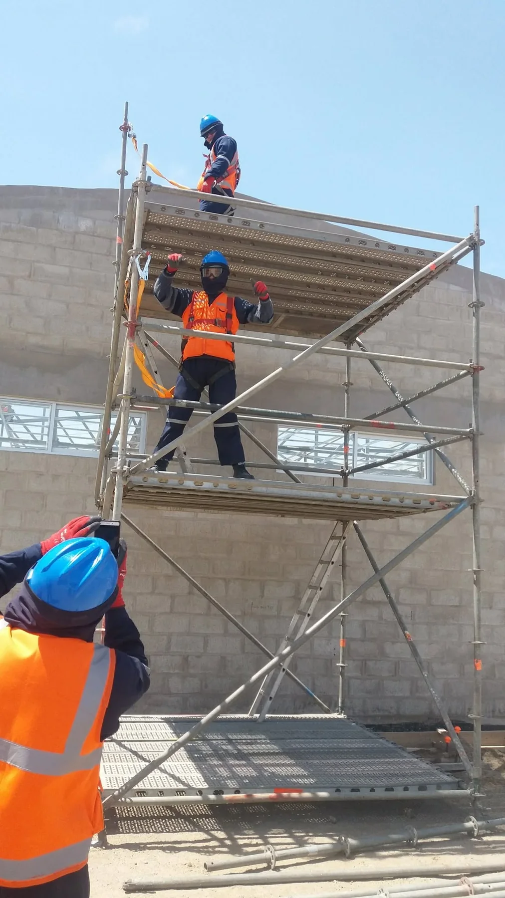 Personal trabajando sobre un andamio en obra