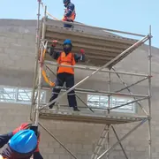 Trabajo con andamios en obra